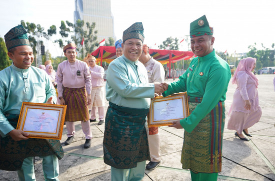Sukses Dalam Pembangunan Daerah Bupati Kampar Terima Penghargaan Dari Gubernur Riau 