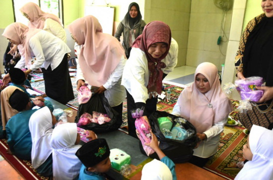 Serahkan APE, Bunda Paud Nurharyeni Ahmad Yuzar ; Kembangkan Bakat dan Bangun Kemandirian Anak. 
