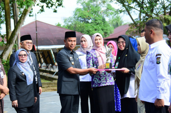 Apel Hari Kesehatan Nasional, Bupati Kampar Serakan Berbagai Penghargaan 