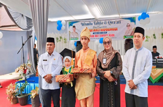 Wujudkan Generasi Islami Sejak Dini, Pemerintah Kabupaten Kampar Apresiasi 85 Orang Wisuda Tahfiz dan Qira’ati di SDN 002 Kuok Terpadu.