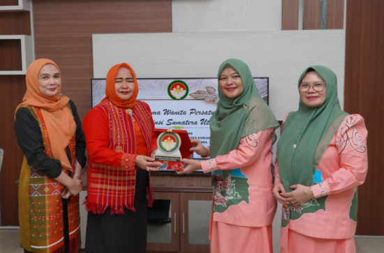 Kunjungi DWP Provinsi Sumut, Ketua DWP Kampar; Organisasi DWP Tidak Hanya Untuk Anggota dan Keluarganya, Tapi Juga Harus Membawa Dampak Positif Bagi Masyarakat