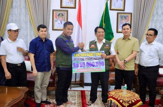 Bupati Kampar Serahkan Langsung Bantuan Bencana, , Bupati Padang Pariaman: Doakan Kami Kuat dan Cepat Bangkit