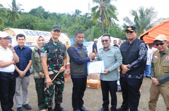 Serahkan Bantuan Bencana ke Tanah Datar, Bupati dan Wakil Bupati Sambut Hangat Kehadiran Bupati Kampar Ahmad Yuzar