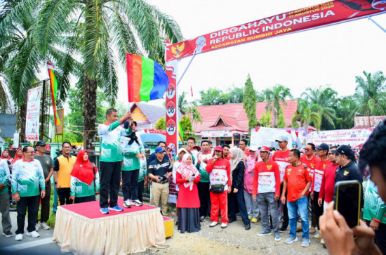 Dalam Pembukaan Gerak Jalan Santai Menyemarakkan HUT RI Ke-80, Bupati Kampar H. Ahmad Yuzar Langsung Tinjau Jembatan dan Jalan yang Amblas.