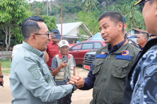 Terima Langsung Bantuan dari Bupati Kampar, Bupati Tanah Datar: Kedatangan Bupati Kampar Sitawa Sidingin bagi Kami