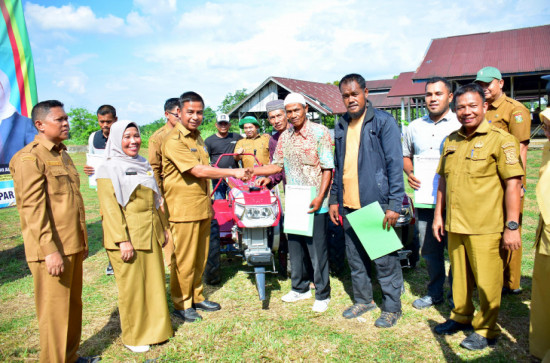 Wujudkan Peningkatan Produksi Pangan, Bupati Kampar H. Ahmad Yuzar Langsung Kukuhkan UPJA Serta Serahkan SK dan Bantuan Alsintan Berupa Traktor.
