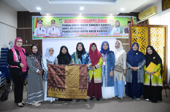 Ketua Dekranasda Kampar T. Nurheryani Buka Pelatihan Pendalaman Motif Songket Kampar, Jahit Desainer dan Pendalaman Motif Batik Kampar