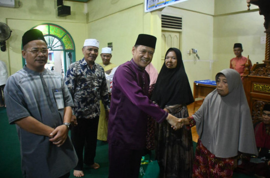Sekretaris Daerah Mengikuti Safari di Masjid Al Huda Dusun I Jl. Poros Desa Pancuran Gading Kecamatan Tapung