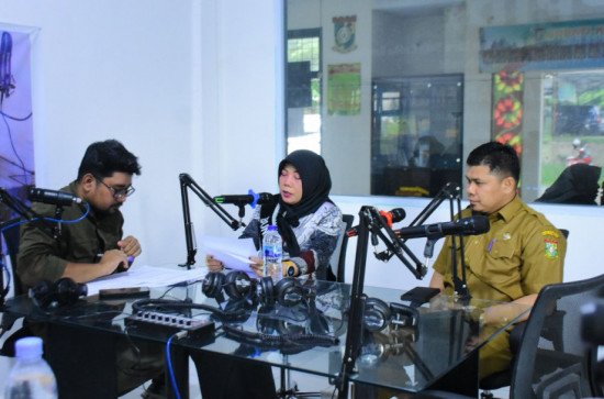 Tingkatkan Penyerbarluasan informasi dan edukasi Kegiatan Pemerintah Kabupaten Kampar kepada Masyarakat, Radio Swara Kampar FM  buka situs Website www.Swarafm.kamparkab.go.id