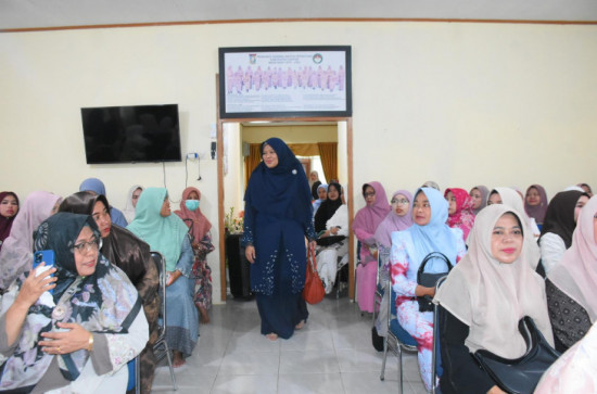 Pj Ketua TP  PKK Kampar Ny. Ricana Djayanti Hambali Yang Sekaligus Dewan Pembina Dharma Wanita Persatuan Ikuti Ceramah Agama 