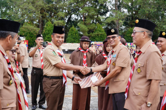 Apel Besar Hari Pramuka ke-64 Tahun 2025, Bupati Serahkan Penghargaan kepada Anggota Berprestasi