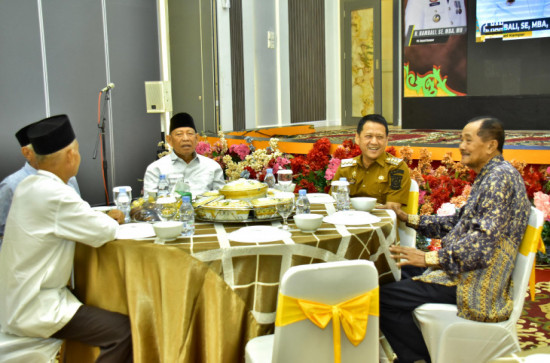 Jelang Tabligh Akbar Hari Jadi Kampar ke 75, Pj Bupati Kampar Jamu Purnabakti ASN Kampar Makan Siang Bersama. 