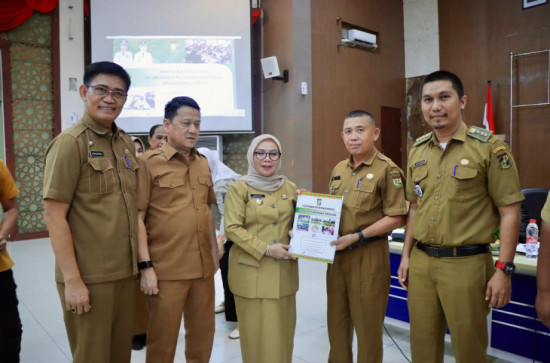 Wakil Bupati Kampar Serahkan SK Satgas MBG dan Buka Rapat Kerja Satgas MBG Kabupaten Kampar Tahun 2025