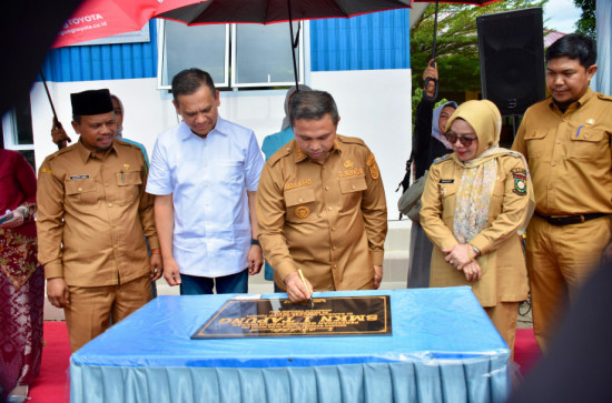 Bersama Gubernur Riau, Wakil Bupati Kampar Dr. Hj. Misharti Resmikan Perpustakaan Ramah Lingkungan SMKN I Kecamatan Tapung