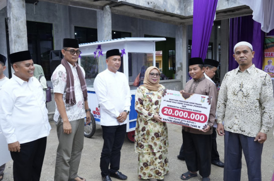 Laksanakan Safari Ramadhan di Tarai Bangun, Wakil Bupati Serahkan Berbagai Bantuan Kepada Masyarakat