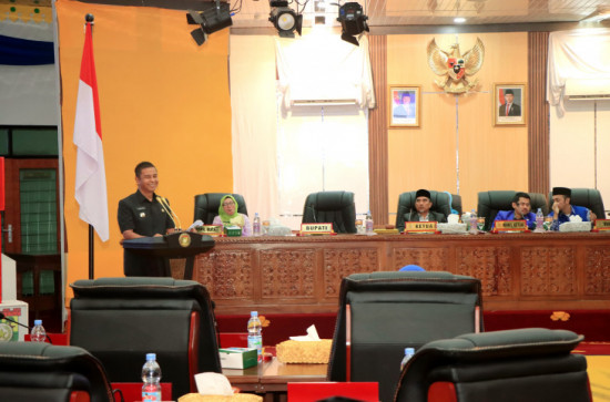 Bupati Kampar didampingi Wakil Bupati Kampar Sampaikan Langsung Jawaban atas Pandangan dari Fraksi- Fraksi