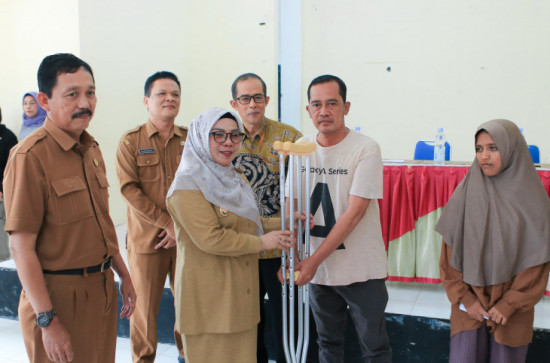 Wabup Kampar Dr.Misharti Serahkan Langsung Bantuan Atensi Bagi Penyandang Disabilitas di Kabupaten Kampar dari Centra Handayani.