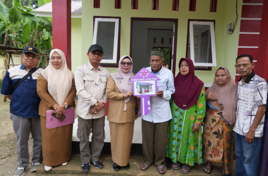 Pastikan Warga Miliki Tempat Tinggal yang Layak, Wabup Kampar Serahkan Kunci Rumah Layak Huni di Kecamatan Siak Hulu dan Kampar Kiri Tengah. Wabup :