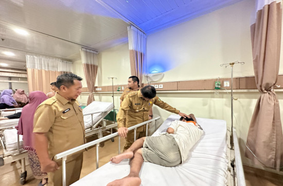 Berikan Pelayanan Prima, Peduli dan Tanggap Bupati Kampar Ahmad Yuzar Jenguk Anak terlantar yang Sakit di RSUD Bangkinang. 