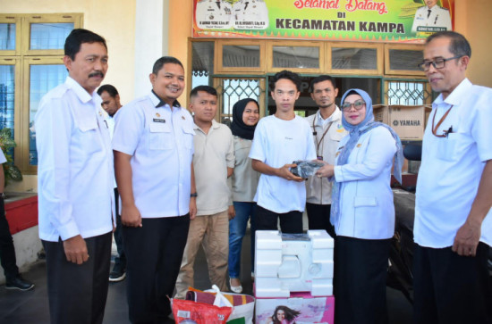 Bantu Masyarakat yang memiliki keterbatasan, Wabup Kampar Serahkan Bantuan Kepada 47 Penyandang Disabilitas
