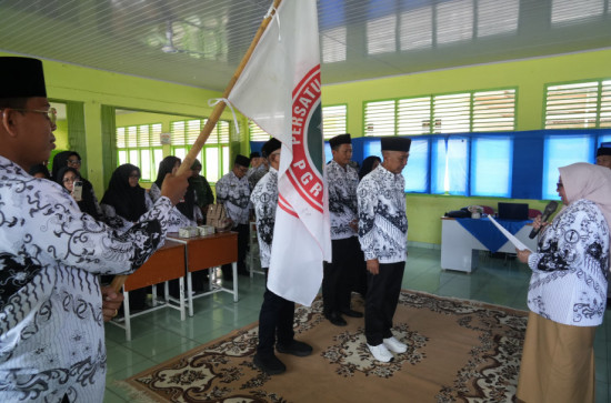 Wakil Bupati Kampar Lantik Pengurus PGRI Kecamatan Kampar Kiri Tengah Masa Bakti 2025–2030