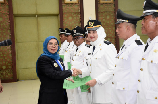 Lantik 12 Penjabat Kepala Desa, Wakil Bupati Kampar Tegaskan Untuk Bekerja Dengan Hati Dalam Memberikan Pelayanan Terbaik Kepada Masyarakat.