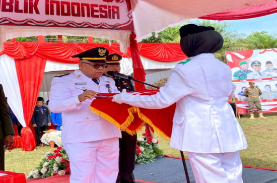 Bertindak Sebagai Inspektur Upacara Detik-Detik Proklamasi HUT RI Ke 80, Camat XIII Koto Kampar Mengajak Pemuda Mewujudkan Indonesia Bersatu Berdaulat, Rakyat Sejahtera, Indonesia Maju.”