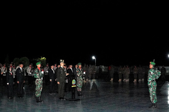 Kenang Jasa Para Pahlawan, Bupati Kampar H. Ahmad Yuzar Mengikuti Apel Kehormatan dan Renungan Suci. 