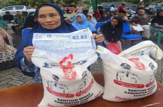 Bantuan Beras Diserahkan Langsung Bupati, Warga Tambang Ungkapkan Rasa Syukur dan Terima Kasih Tak Terhingga