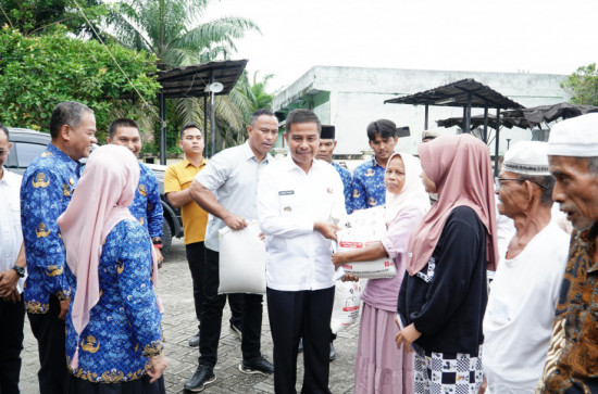 Wujud Nyata Kepedulian Pemerintah, Bupati Kampar Serahkan Bantuan Beras untuk Masyarakat Miskin, Disabilitas, Lansia dan Janda di Kecamatan Tambang. 