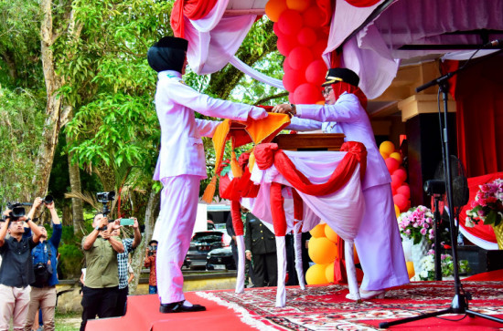 Wakil Bupati Kampar Dr. Misharti Jadi Inspektur Upacara Penurunan Bendera HUT RI ke-80 Tingkat Kabupaten Kampar. 