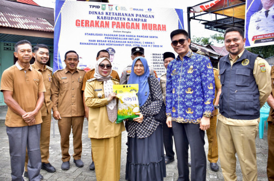 Gerakan Pangan Murah Pemkab Kampar di Kuok diserbu Masyarakat. 