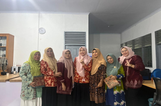 Pertemuan Rutin, Ketua DWP UP Kominfo Berikan Reward Kepada Anggota. 