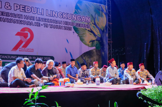 Masyarakat Tanjung Belit Nikmati Tausiah Ustadz Abdul Somad, Sambil Muhasabah pada Puncak Malam Bakti Religi. 