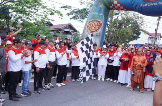 Semarak HUT RI dan Launching Car Free Day, Bupati Kampar Ahmad Yuzar Lepas Jalan Santai di Desa Pandau Jaya Siak Hulu