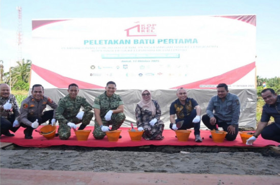 Wakil Bupati Kampar Hadiri Peletakan Batu Pertama Pembangunan Fisik Gerai Pergudangan dan Kelengkapan KDMP