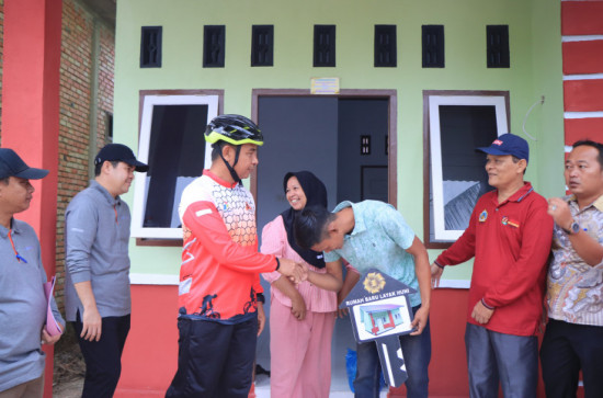 Haru Bercampur Bahagia, Warga Sambut Bupati Kampar Saat Penyerahan Rumah Layak Huni