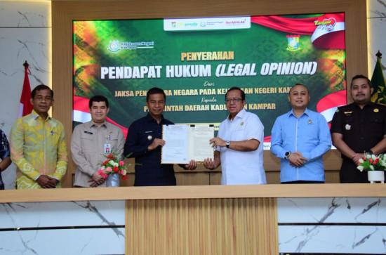 Bentuk Sinergi, Bupati Kampar H. Ahmad Yuzar Terima Penghargaan Dari Kejari Kampar.