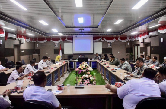 Asisten Administrasi Umum Setda Kampar Pimpin Rapat Percepatan Pembahasan Lahan Rencana Pembangunan Jembatan Teratak Buluh Kecamatan Siak Hulu.