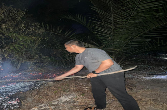 Kebakaran Didesa Lereng, Bupati Kampar Ikut langsung Padamkan Api. 