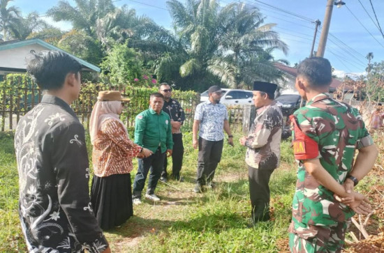 Wakil Bupati Kampar Didampingi Kades Salo,  Tinjau Lapangan SMPN 1 Salo Rencana Lokasi Dibangunnya KMP Salo