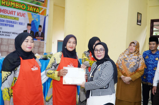 Penutupan Pelatihan Membuat Kue di Rumbio Jaya: Perempuan Kampar Bangkit Menuju Indonesia Emas 2045