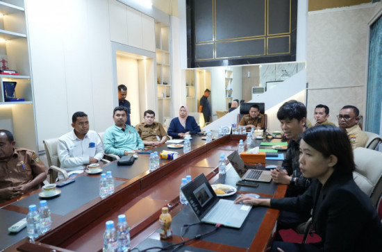 Penjabat Bupati Kampar Mendengarkan Langsung Presentasi dari DZK Group SDN BHD Malaysia Tentang Waste to Energy (WTE)