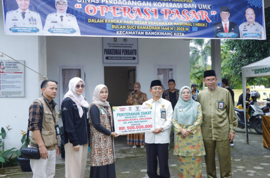Terima Zakat Mal Senilai Rp.500 Juta Dari RS Awal Bros Group, Wakil Bupati Kampar Berharap Baznas Salurkan Kepada Masyarakat Betul-Betul Tepat Sasaran.