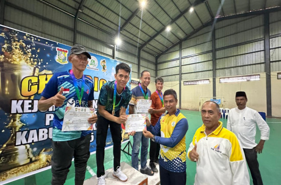 Tutup Kejurkab Tenis Meja Kampar, Bupati Ahmad Yuzar Apresiasi Panitia dan Dorong Pembinaan Atlet