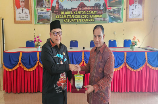 Camat XIII Koto Kampar Zulfikar Lepas Penjemputan Mahasiswa KKN UIR Fakultas Agama Islam Tahun 2025
