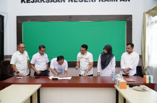 Plh Sekda Kampar Ir. H. Azwan, M.Si Lakukan Penandatanganan Berita Acara Penyelamatan Aset Daerah di Kejari Kampar