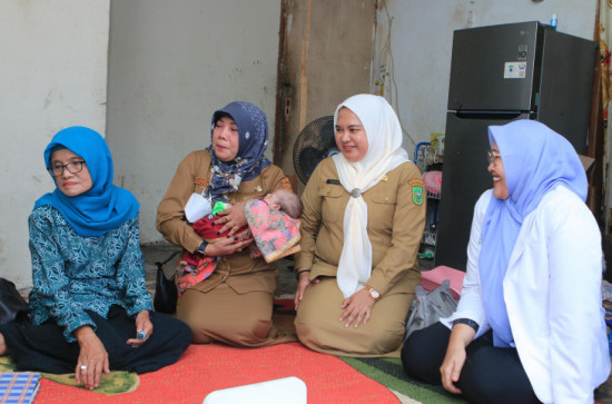 Ketua TP PKK Kampar Tinjau Anak Stunting di Tambang, Serahkan Bantuan Gizi dan Soroti Kondisi Sekolah