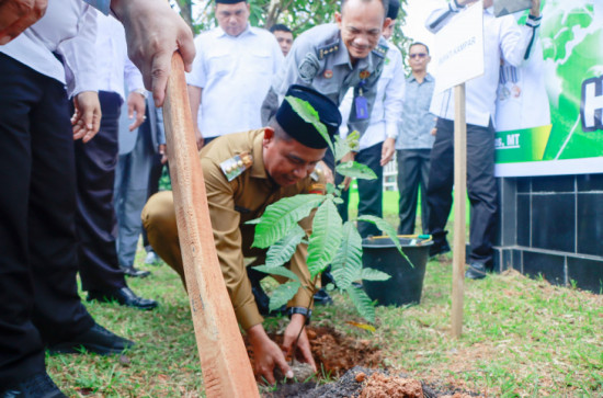 Bupati Kampar H. Ahmad Yuzar, S.Sos., MT Resmikan Launching Gerakan Penanaman 1 Juta Pohon Matoa Dalam Rangka Hari Bumi ke-55 Tahun 2025