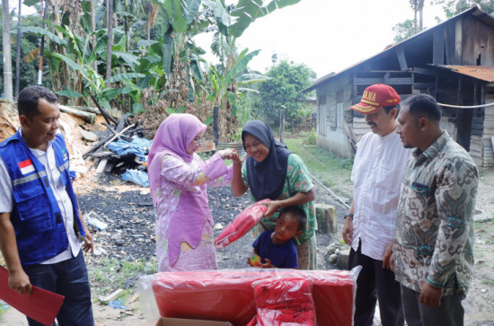 Wakil Bupati Kampar Dr. Misharti Serahkan Bantuan untuk Korban Kebakaran di Desa Danau Bingkuang. 